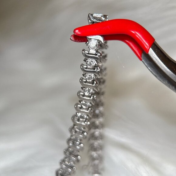 10K White Gold Diamond Tennis Bracelet (Missing 1 Diamond) - Picture 6 of 9